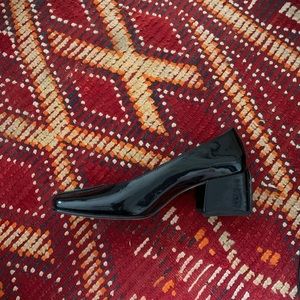 no. 6 pumps in glossy black